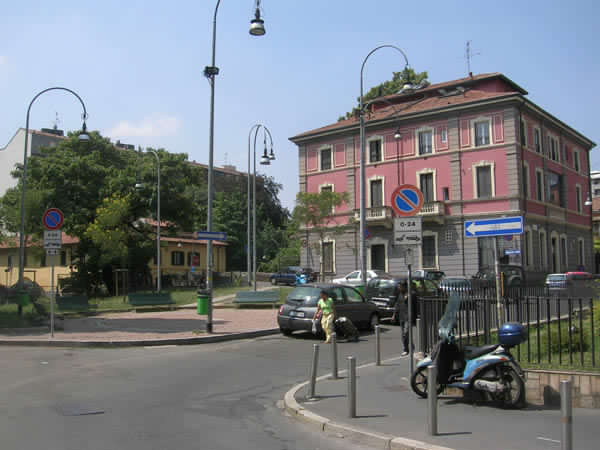 La Piazza._Il Municipio._Via Pozzi